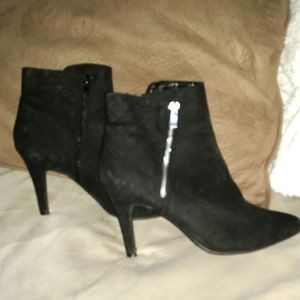 Me too Ellen size 10 faux suede 3" heeled bootie.